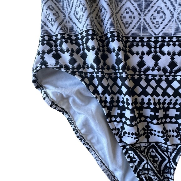 Mossimo  Women's Black Geometric One-Piece Swimsuit Size XL - Picture 6 of 9